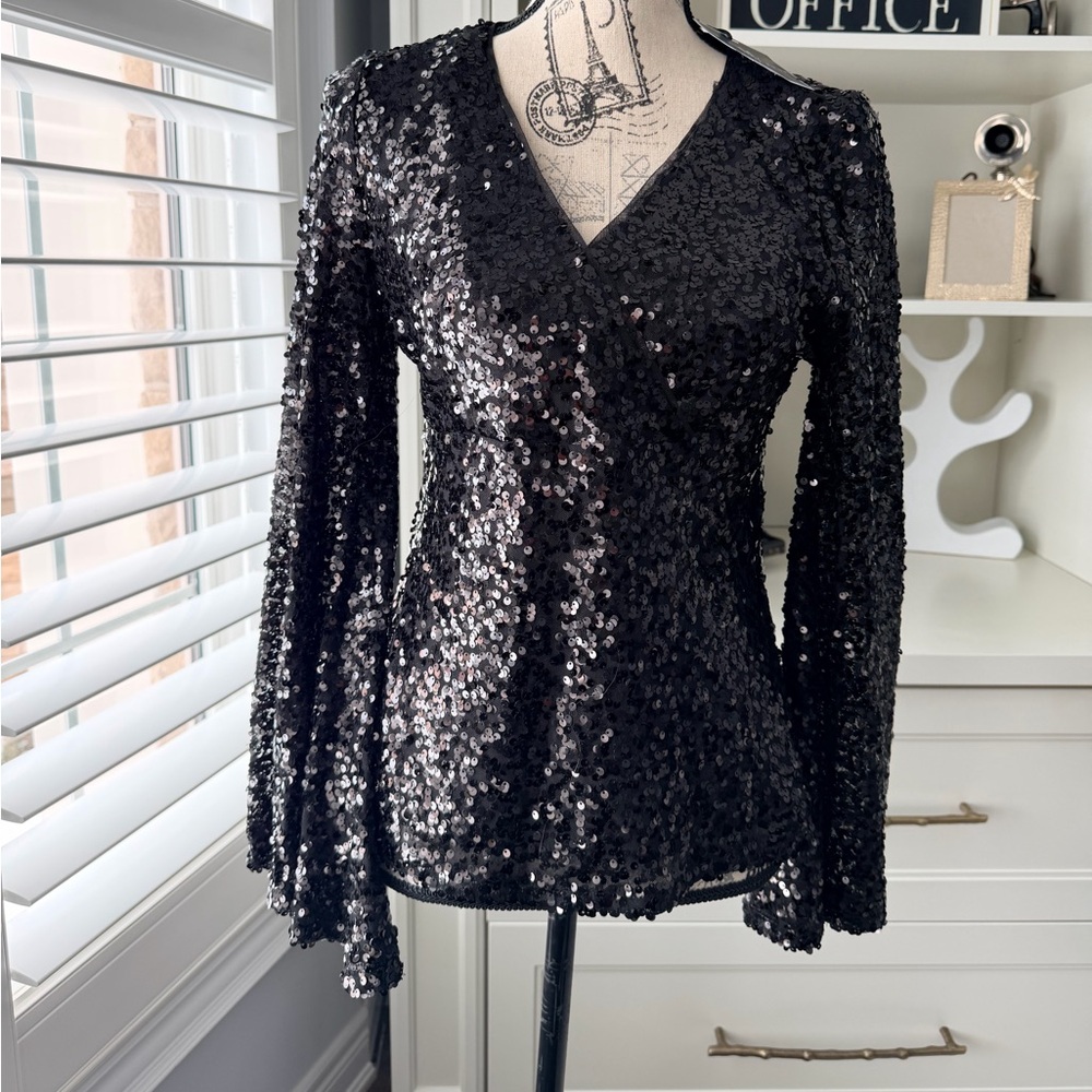 MELANIE LYNE Bell Sleeve Sequin V-Neck Top Shirt Black Size Small BRAND NEW